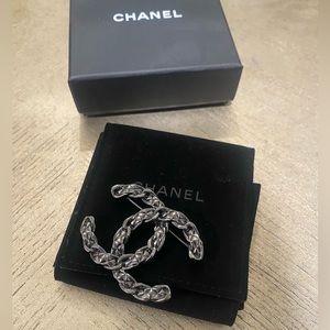 Authentic Rare Chanel Ruthenium Quilted Leather Chain CC Logo Brooch Chanel